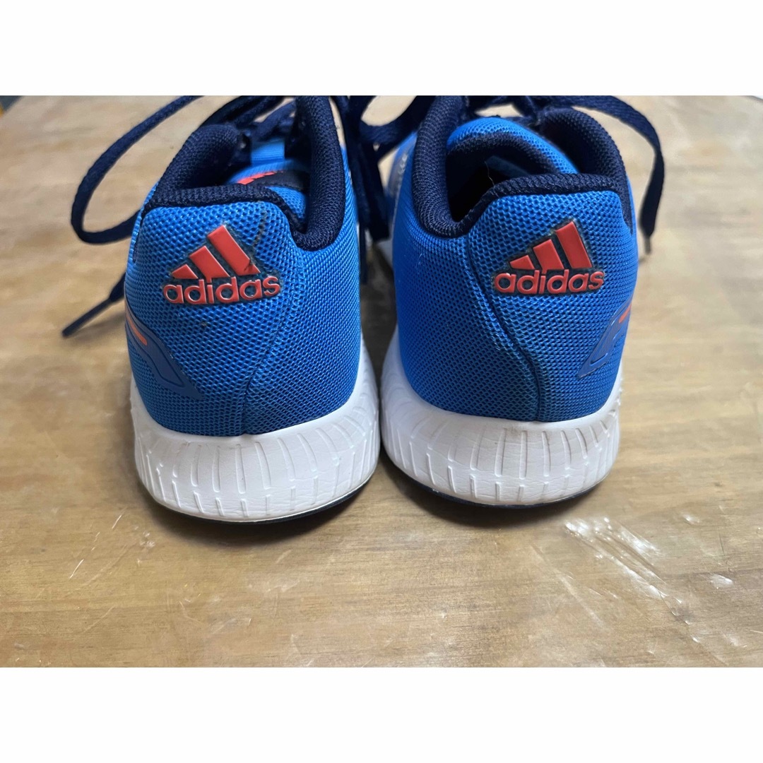 adidas(アディダス)の着用回数1回　adidas 青　スニーカー　18cm アディダス　靴 キッズ/ベビー/マタニティのキッズ靴/シューズ(15cm~)(スニーカー)の商品写真