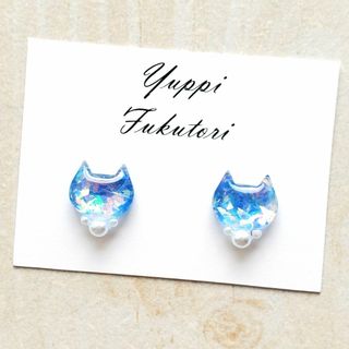 yf*【No.396】碧く輝くねこピアス　　綺麗　キラキラ　かわいい　おしゃれ(ピアス)