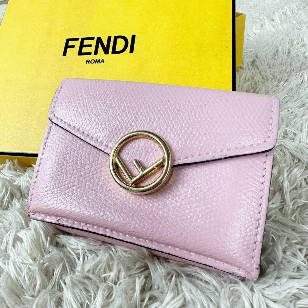 【人気】フェンディ 三つ折り財布 ピンク  ゴールドロゴ エフイズ レディース