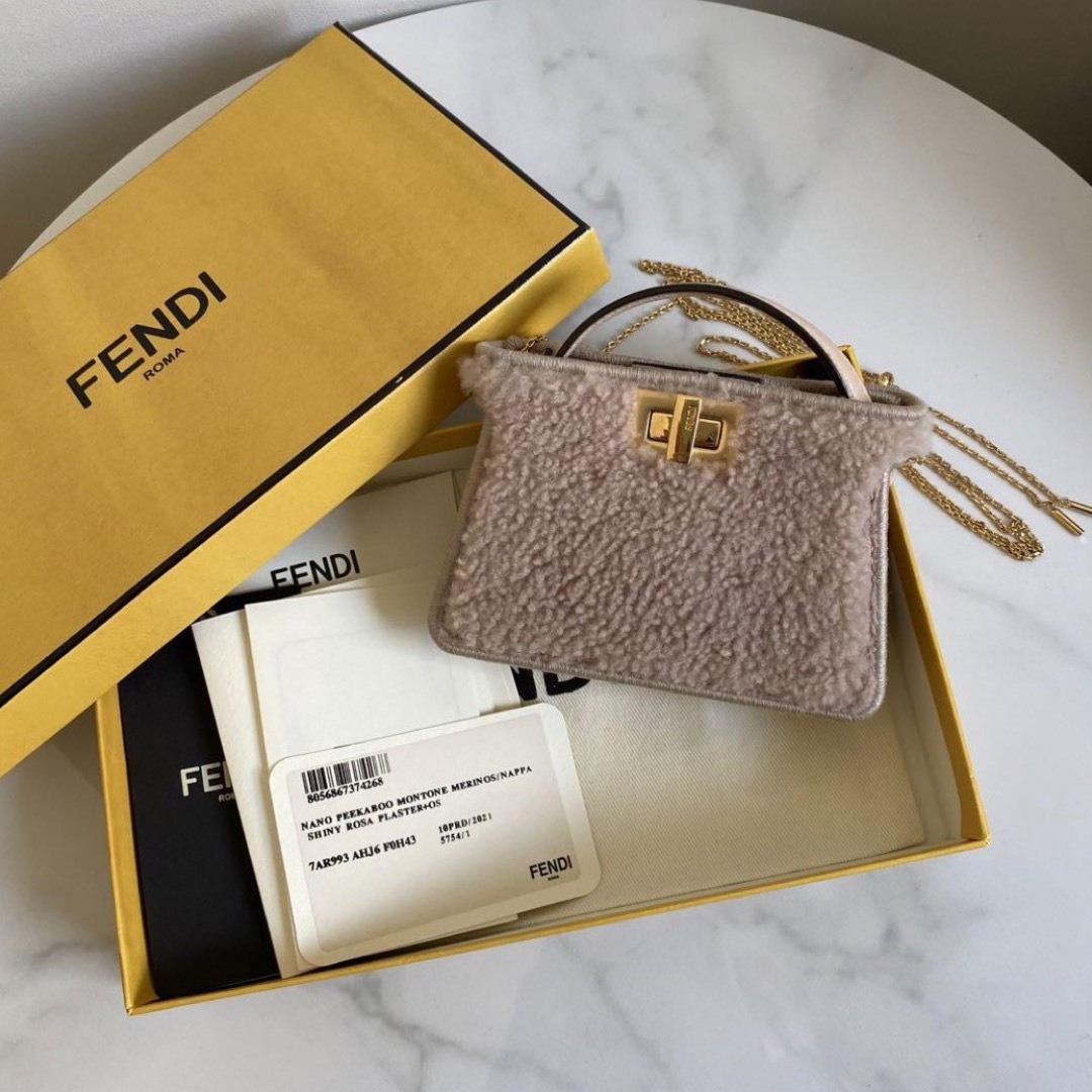 ムートン希少 FENDI ナノピーカブー ムートン ショルダー ストラップ ミニ バッグ