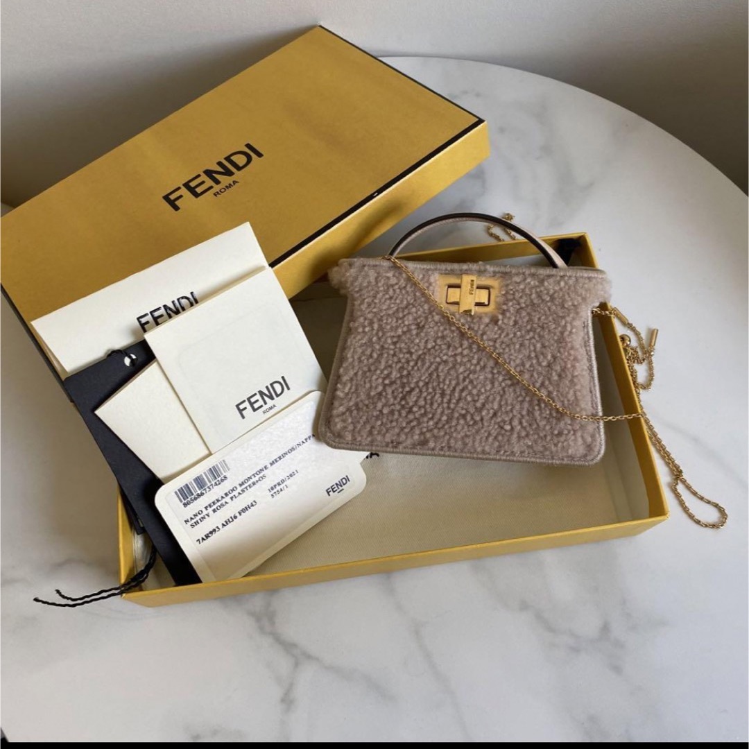 ムートン希少 FENDI ナノピーカブー ムートン ショルダー ストラップ ミニ バッグ