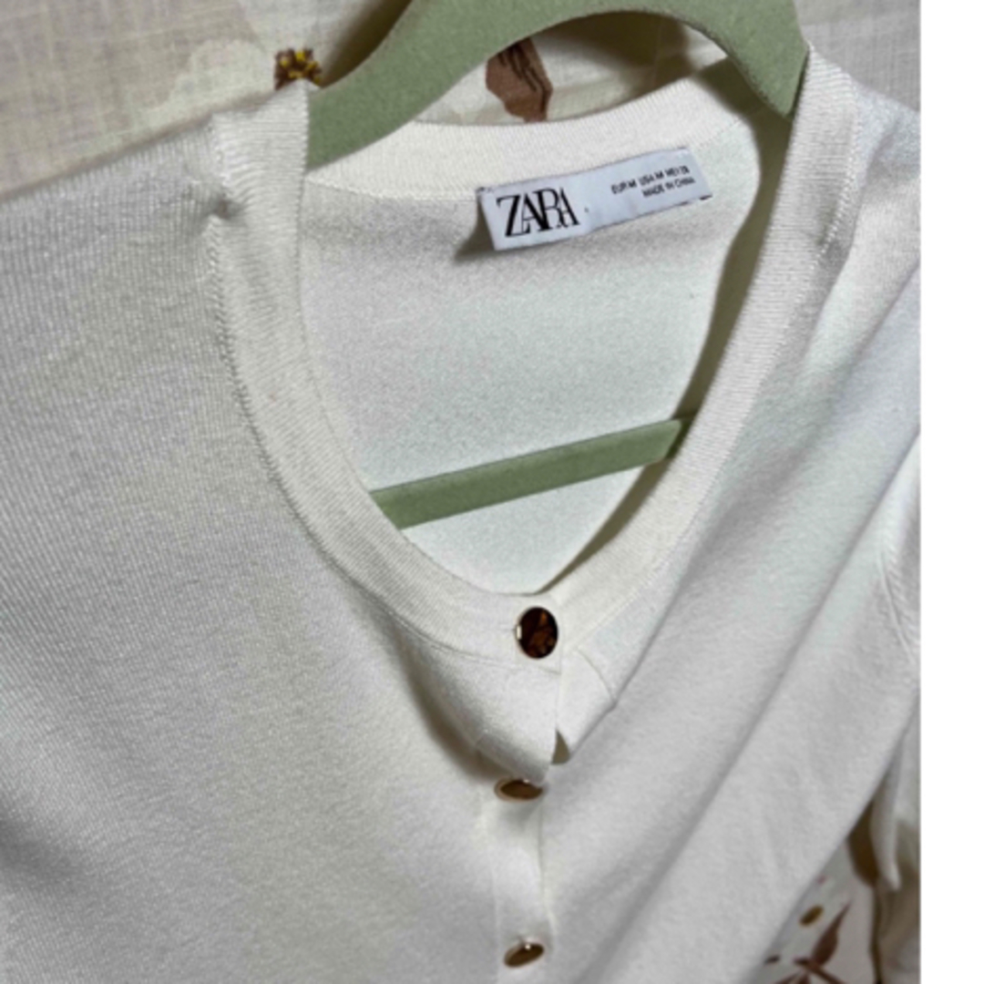 ZARA(ザラ)のレディース　ZARA  白カーディガン　M サイズ　金ボタンのはおりもの レディースのトップス(カーディガン)の商品写真