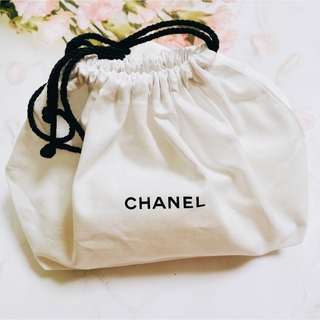 シャネル(CHANEL)のCHANEL 巾着ノベルティポーチ　ホワイト、ブラック2枚、香水3個セット(ポーチ)