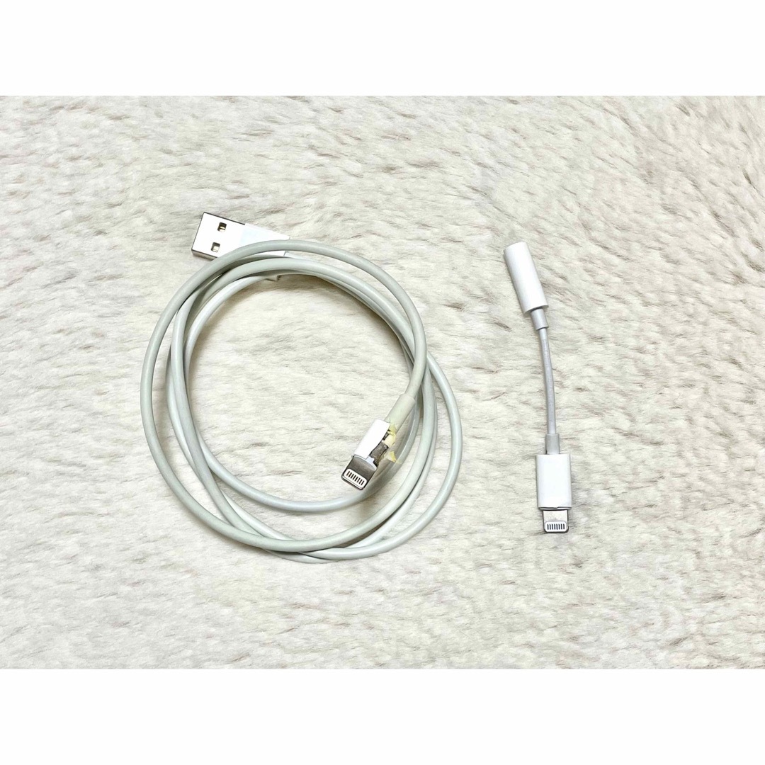 Apple(アップル)の【ジャンク品】Apple アップル　純正　充電ケーブル　イヤホンジャック スマホ/家電/カメラのスマホアクセサリー(ストラップ/イヤホンジャック)の商品写真