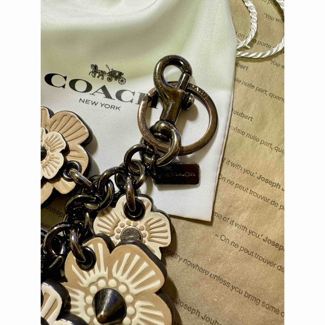 COACH(コーチ)の【COACH】ティー ローズ ミックス バッグ チャーム ハンドメイドのファッション小物(バッグチャーム)の商品写真