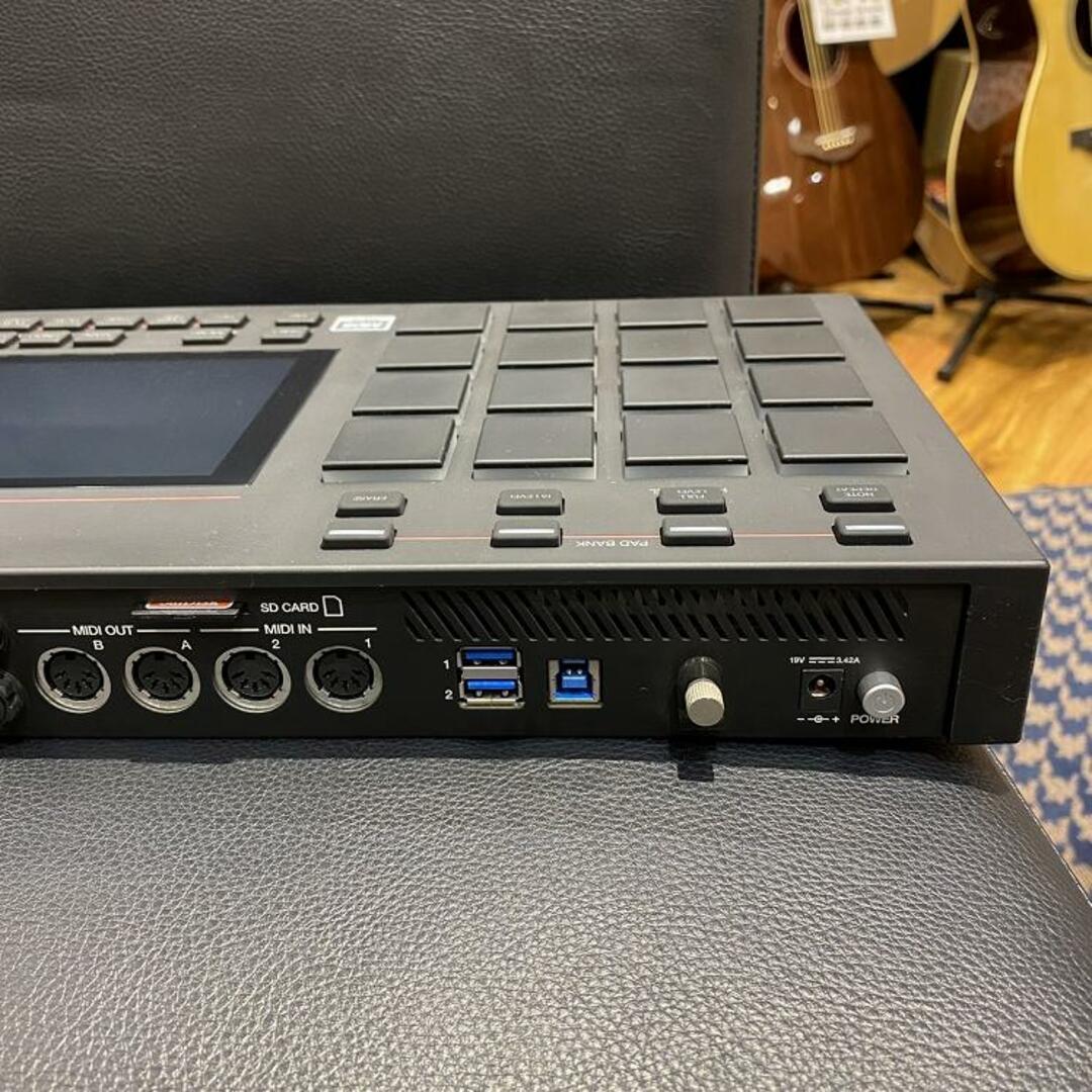 AKAI(アカイ）/MPC Live 【現物画像】 【中古】【USED】サンプラーパッドタイプ（MPC）【マークイズ福岡ももち店】 楽器のDTM/DAW(その他)の商品写真