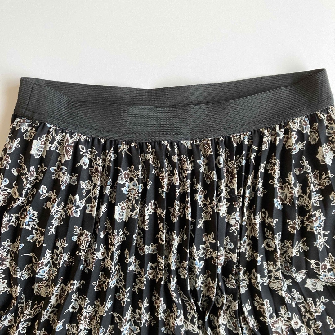 GU(ジーユー)のGU ロングスカート　プリーツ　花柄 レディースのスカート(ロングスカート)の商品写真