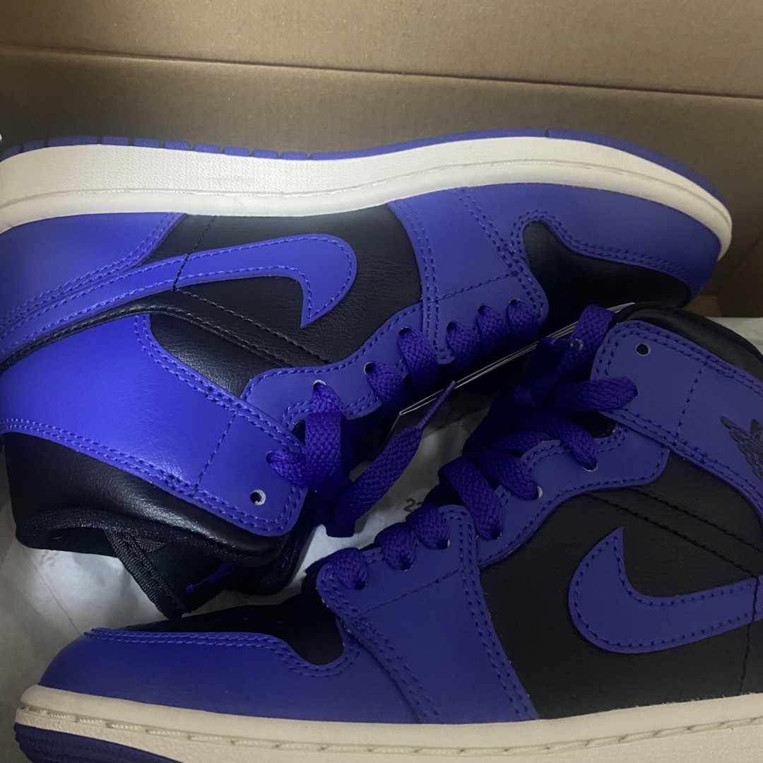 NIKE(ナイキ)の新品❁NIKE AIR JORDAN 1 MID BLACK × PURPLE レディースの靴/シューズ(スニーカー)の商品写真