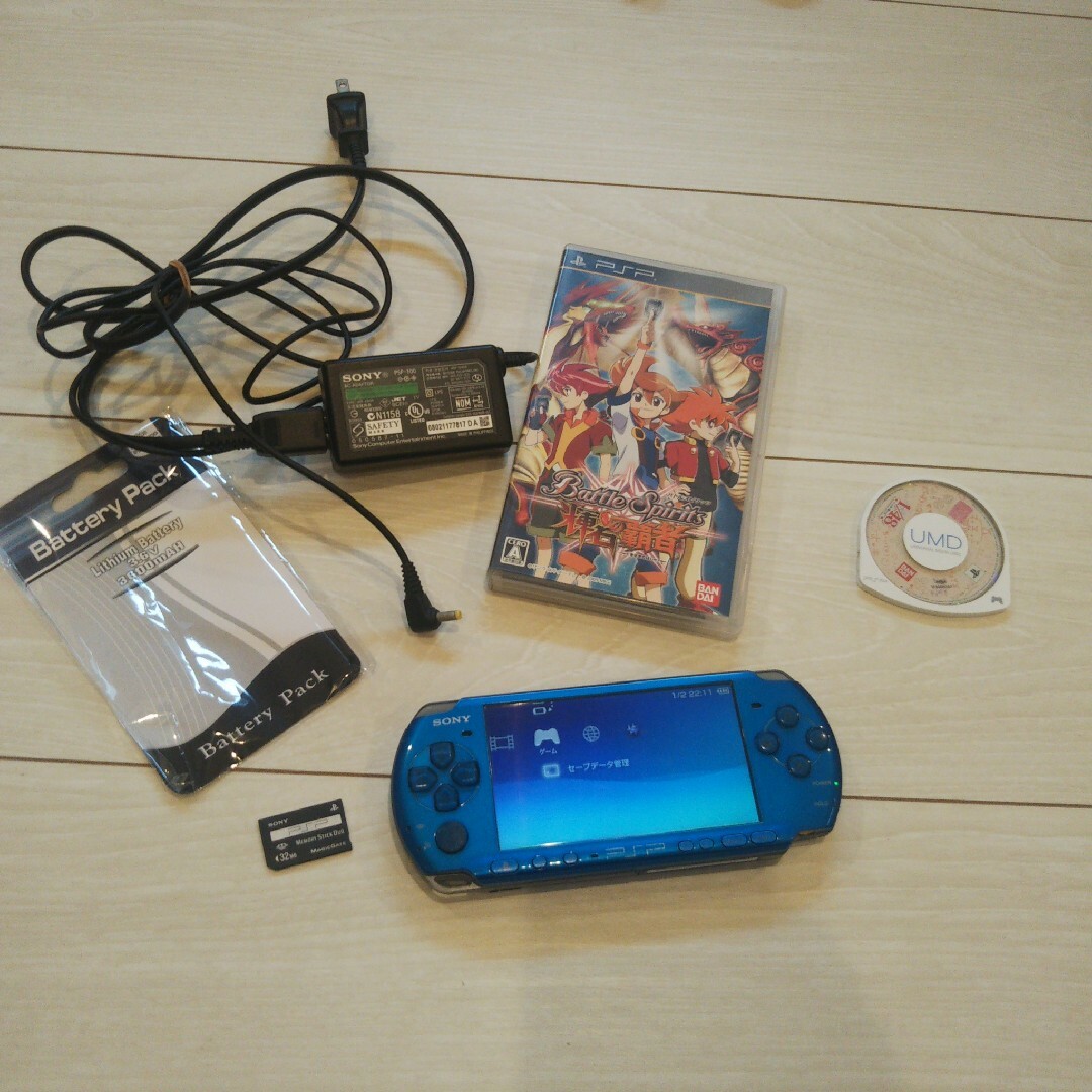 美品⭐️psp3000本体⭐️青。新品バッテリー、ゲーム２つ、充電器、メモリー付携帯用ゲーム機本体