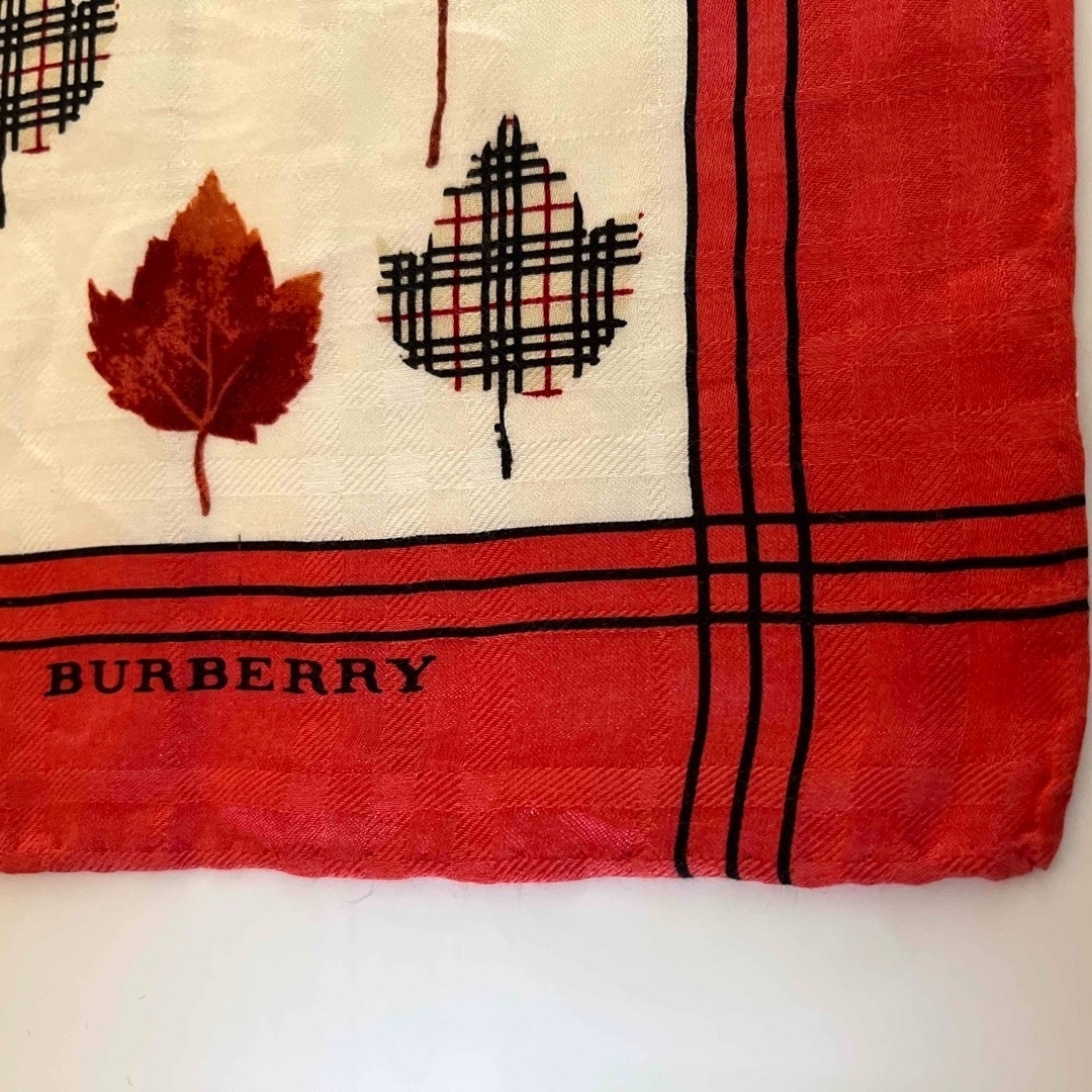 BURBERRY(バーバリー)の#バーバリー#絹スカーフ#枯葉#57x57cm#used#縁取り赤に黒のライン レディースのファッション小物(バンダナ/スカーフ)の商品写真