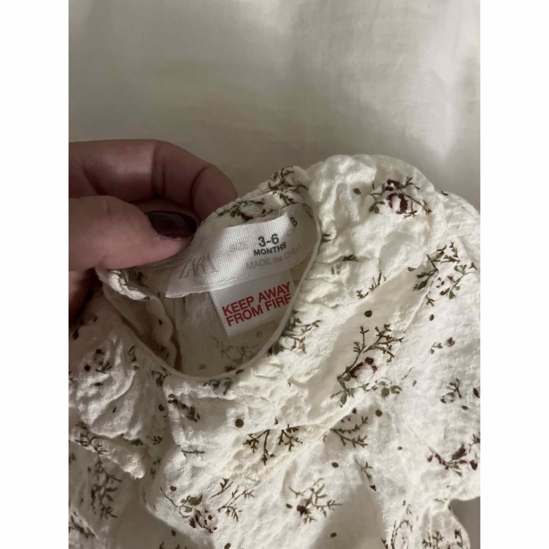 ZARA KIDS(ザラキッズ)のZARA BABY ザラベビー テクスチャード フラワー ロンパース キッズ/ベビー/マタニティのベビー服(~85cm)(ロンパース)の商品写真