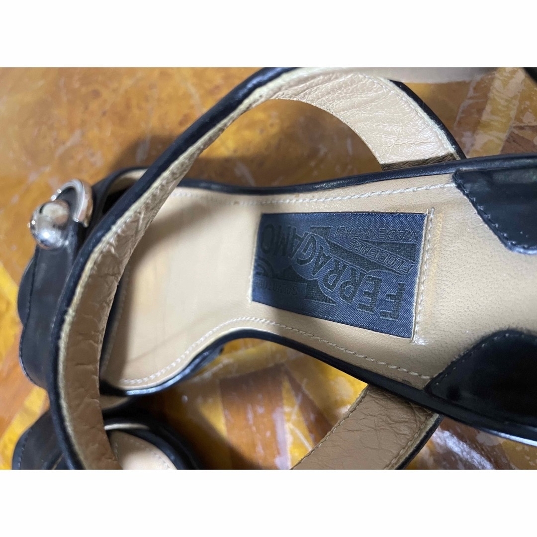 Salvatore Ferragamo(サルヴァトーレフェラガモ)のフェラガモ ferragamo サンダル ミュール レディース 黒 22.5 銀 レディースの靴/シューズ(サンダル)の商品写真