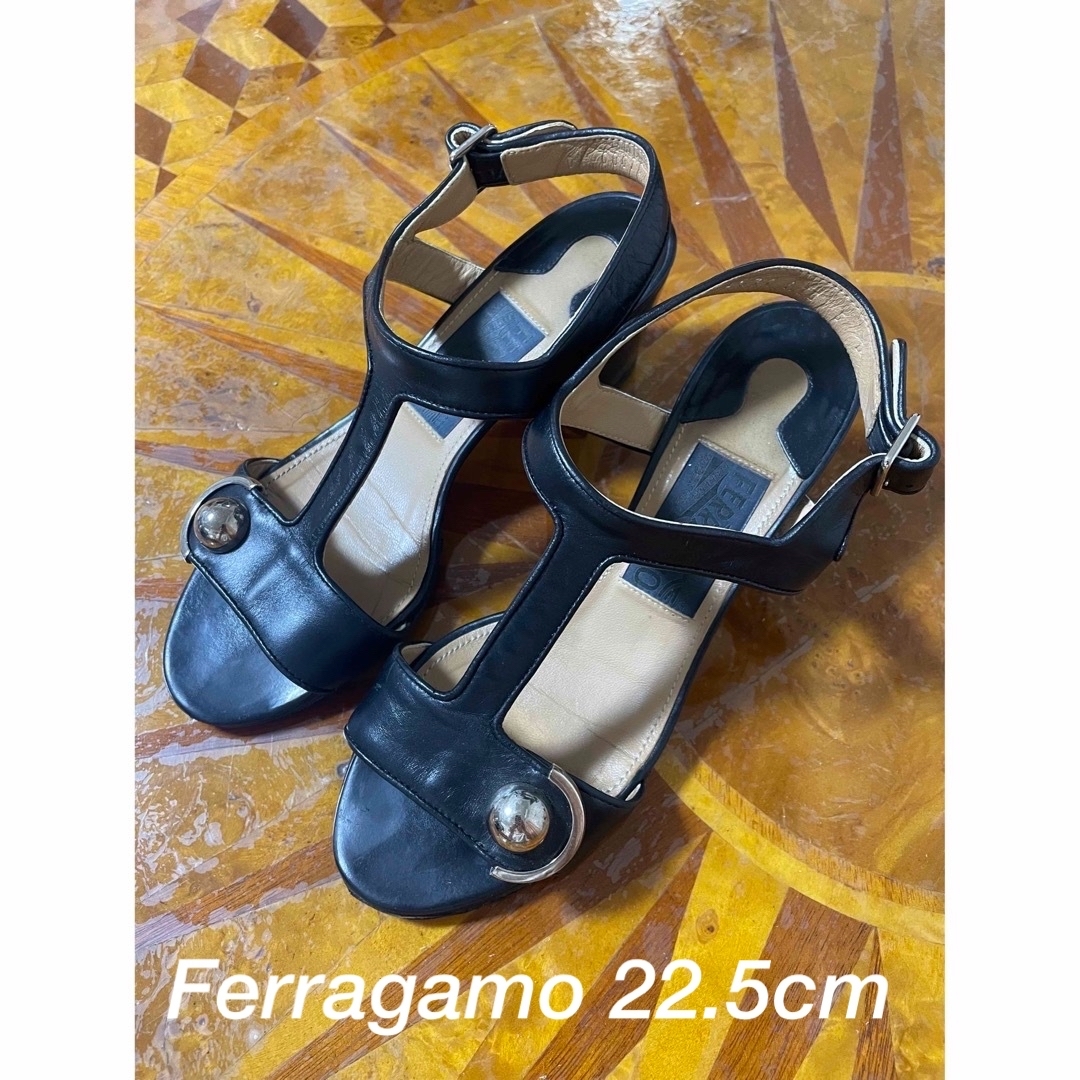 Salvatore Ferragamo(サルヴァトーレフェラガモ)のフェラガモ ferragamo サンダル ミュール レディース 黒 22.5 銀 レディースの靴/シューズ(サンダル)の商品写真