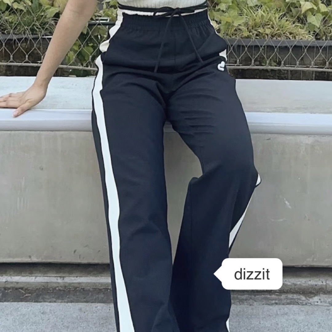 d'zzit ディジット　ナイロンパンツ　トラックパンツ　黒　サイズXS レディースのパンツ(カジュアルパンツ)の商品写真