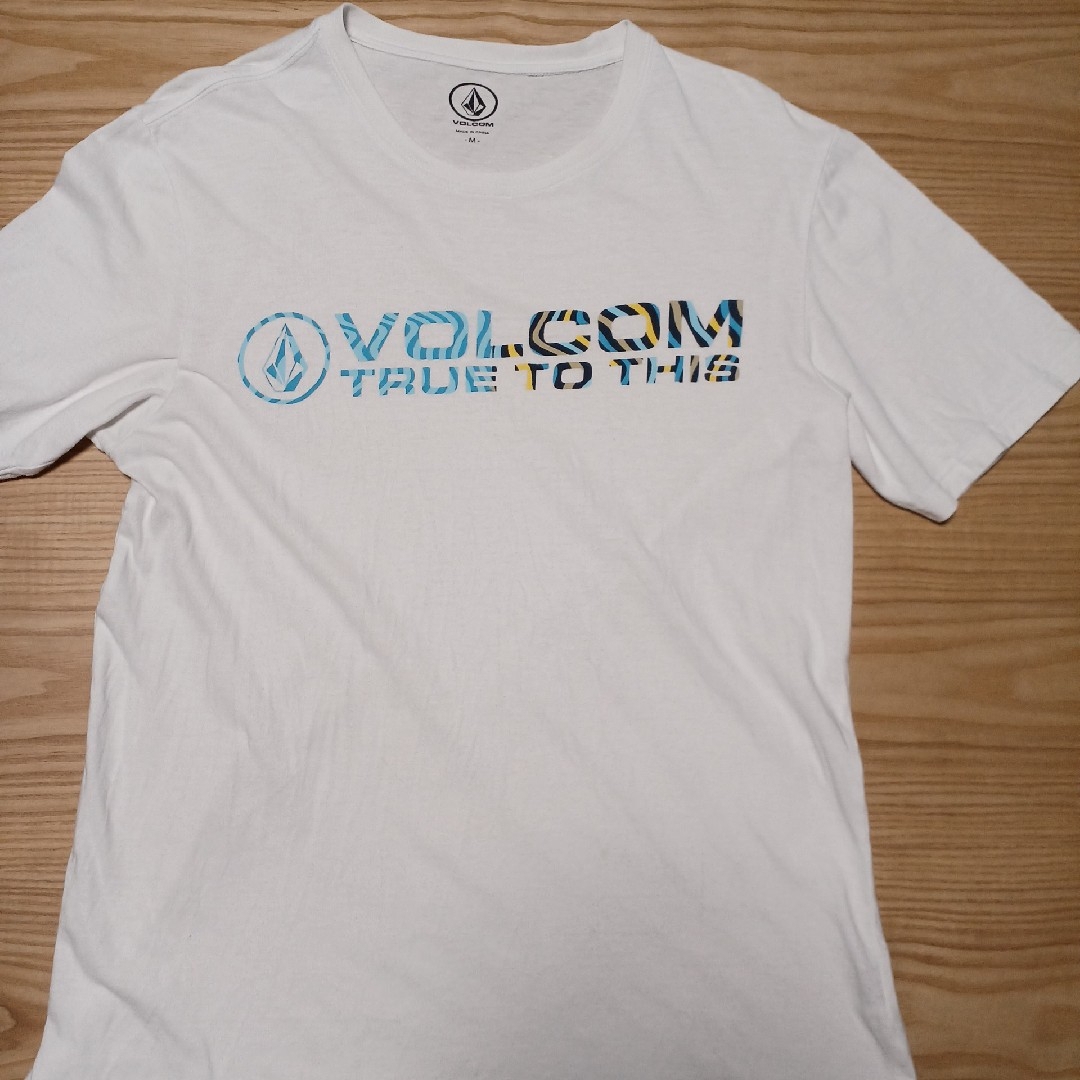 volcom(ボルコム)の【即日発送】美品。VOLCOM プリント半袖カットソー メンズのトップス(Tシャツ/カットソー(半袖/袖なし))の商品写真