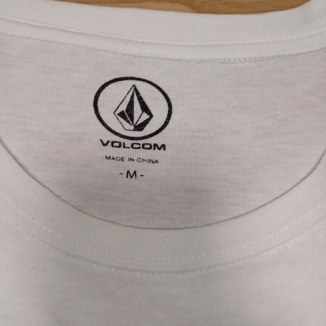 volcom(ボルコム)の【即日発送】美品。VOLCOM プリント半袖カットソー メンズのトップス(Tシャツ/カットソー(半袖/袖なし))の商品写真