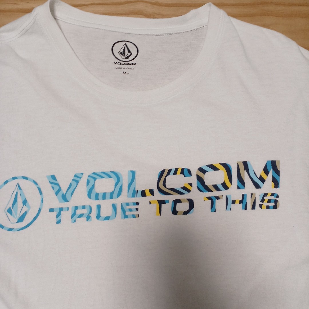 volcom(ボルコム)の【即日発送】美品。VOLCOM プリント半袖カットソー メンズのトップス(Tシャツ/カットソー(半袖/袖なし))の商品写真