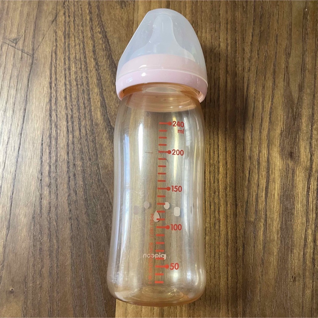 Pigeon(ピジョン)のpigeon 哺乳瓶　240ml プラスチック製　乳首あり　中古 キッズ/ベビー/マタニティの授乳/お食事用品(哺乳ビン)の商品写真