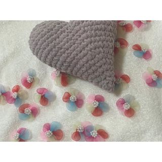 パール付き花飾り15個　ハンドメイド　パーツ　かわいい　15個セット(各種パーツ)