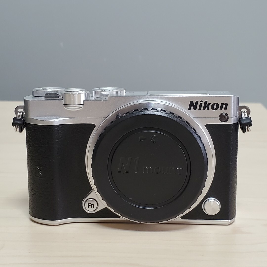 Nikon 1 J5 ボディ シルバー ショット数 約3,600回 ミラーレス