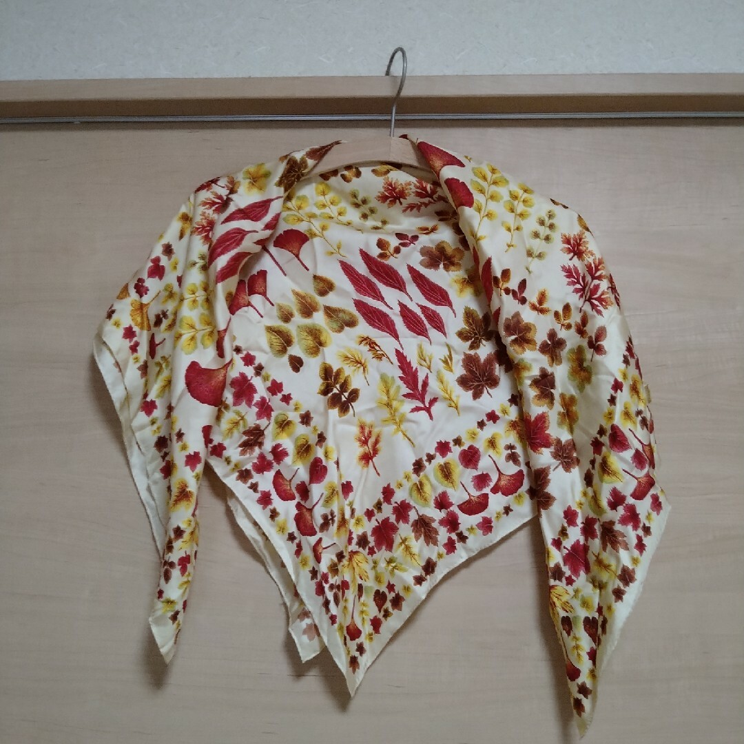 素敵な秋柄スカーフ レディースのファッション小物(バンダナ/スカーフ)の商品写真