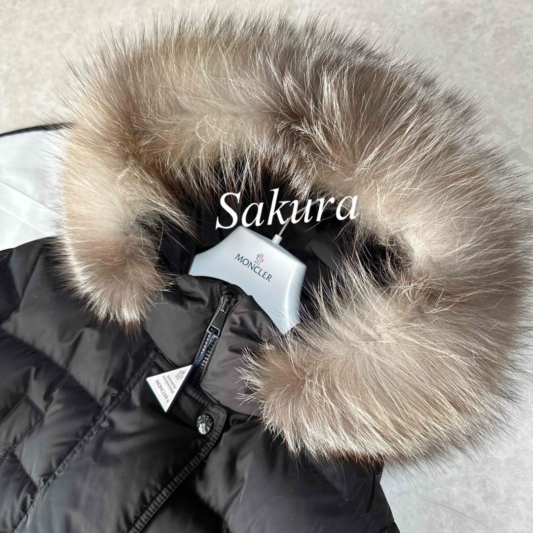 MONCLER(モンクレール)の1度着モンクレールMONCLER  クロエKHLOE ブラック フォックスファー レディースのジャケット/アウター(ダウンコート)の商品写真