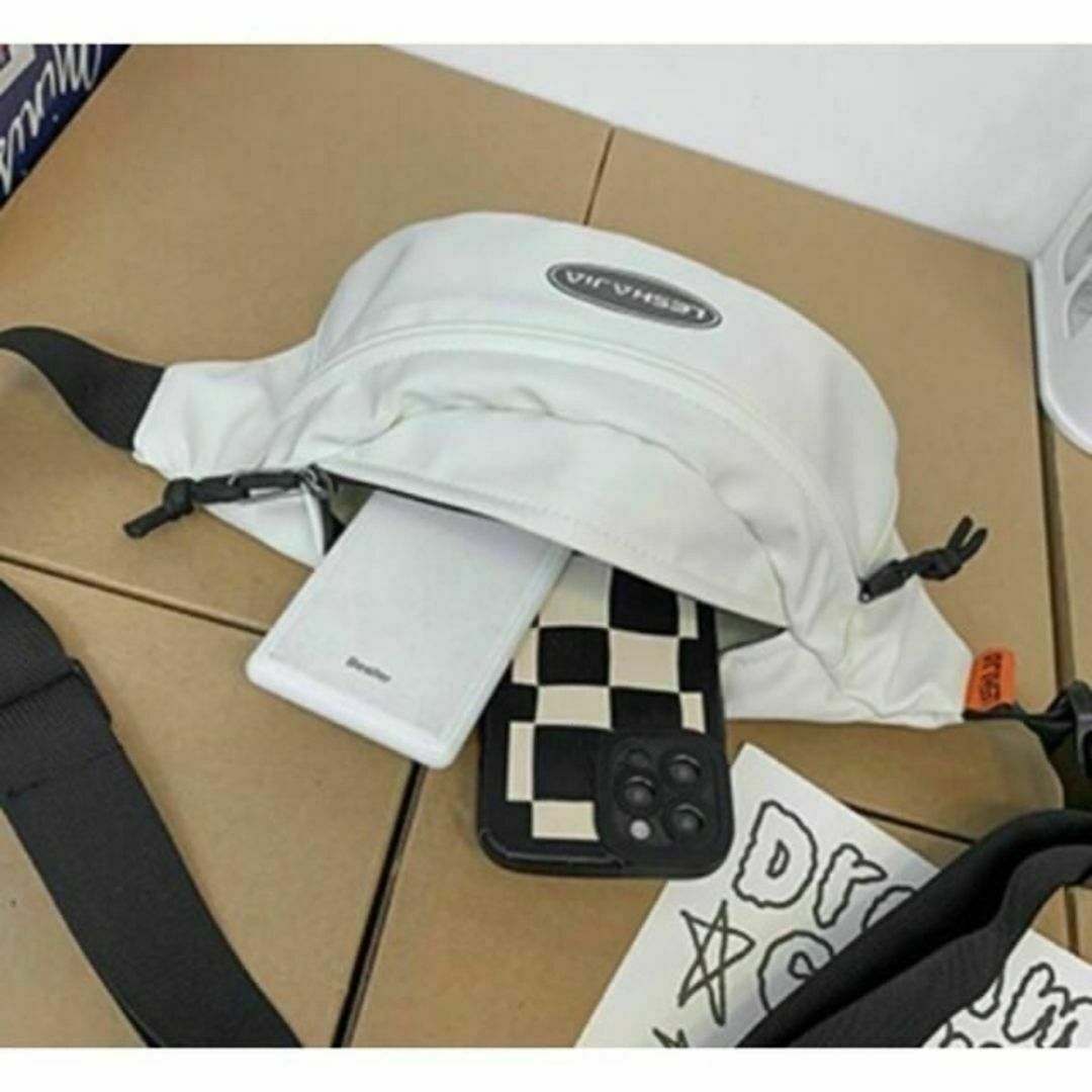 ワンポイント　ロゴ　ショルダーバッグ ボディバッグ ウエストポーチ ホワイト メンズのバッグ(ショルダーバッグ)の商品写真