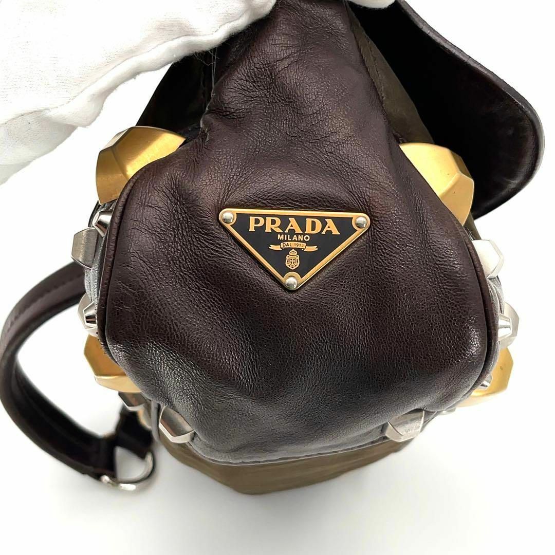 【美品】PRADA プラダ　ハンドバッグ　スタッズ　金具　三角プレート　レザー