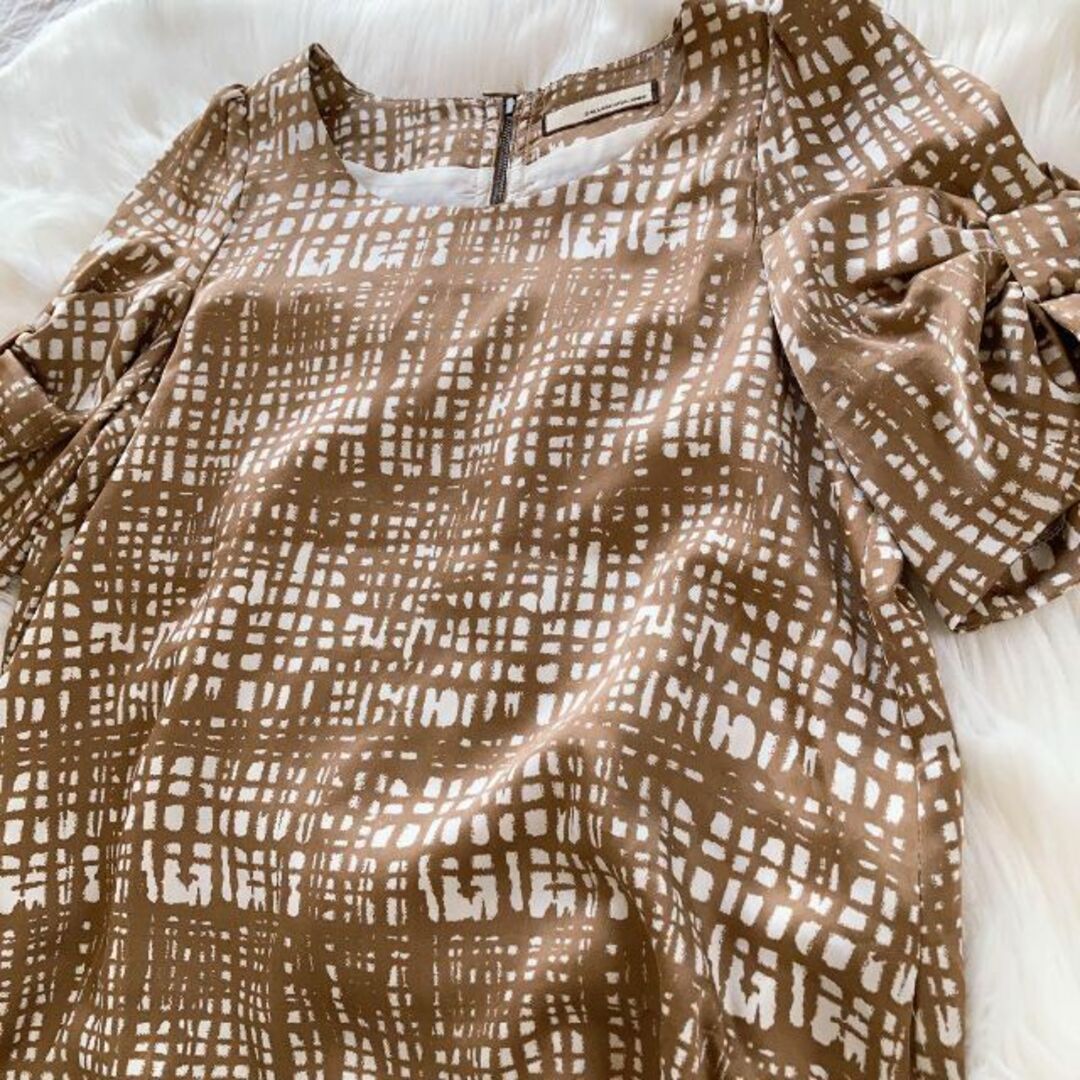 GALLARDA GALANTE ワンピース 総柄 袖リボン 裾ゴム キャメル レディースのワンピース(ひざ丈ワンピース)の商品写真