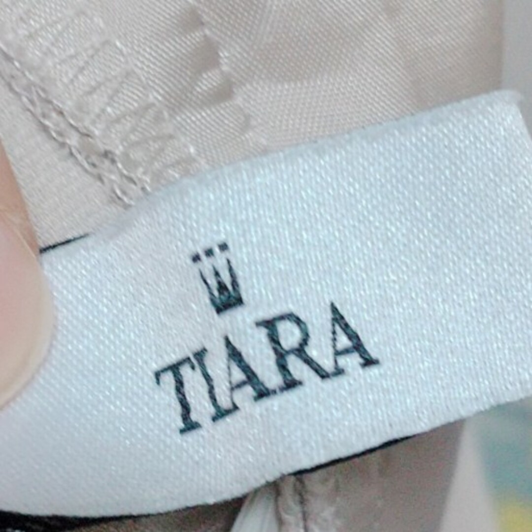 tiara(ティアラ)の【TIARA/ティアラ】裾絞りパンツ レディースのパンツ(クロップドパンツ)の商品写真