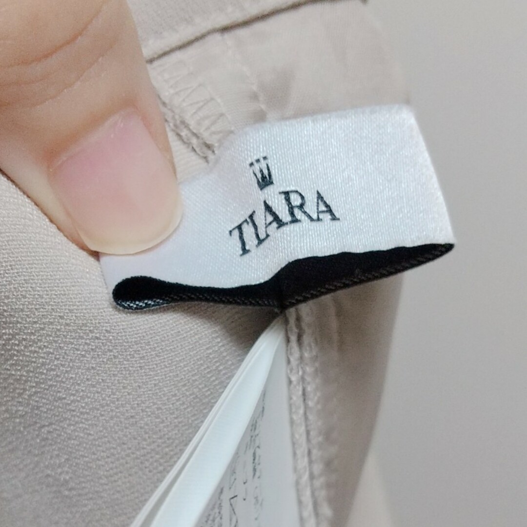 tiara(ティアラ)の【TIARA/ティアラ】裾絞りパンツ レディースのパンツ(クロップドパンツ)の商品写真