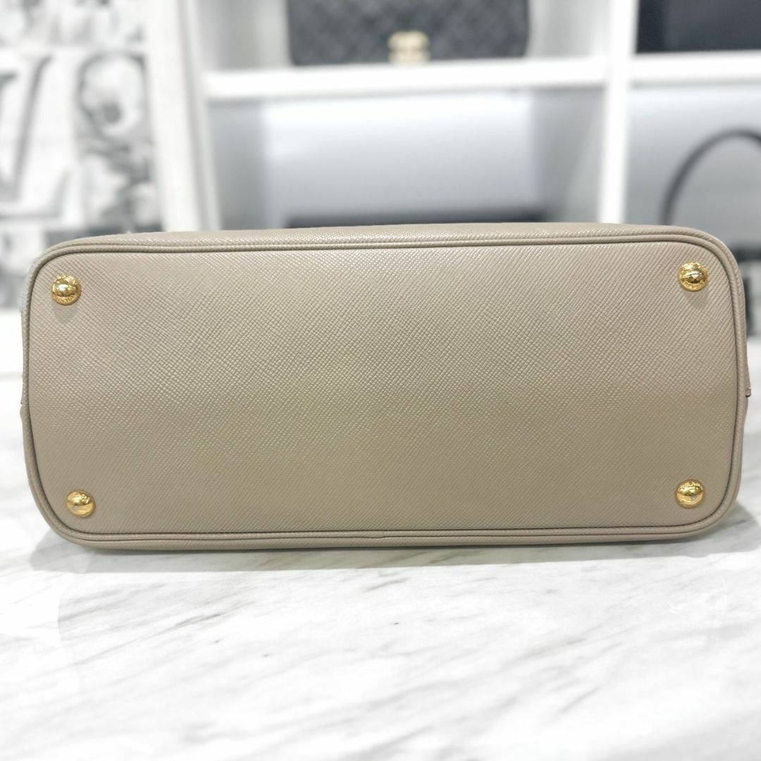 プラダ ハンドバッグ 2way サフィアーノキュイール グレージュ 美品☆ プラダ ハンドバッグ 2way サフィアーノキュイール グレージュ 美品☆