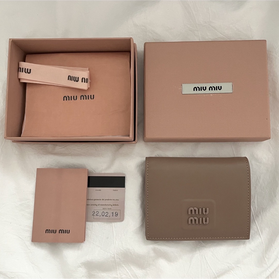 極美品　miumiu ミュウミュウ　二つ折り　コンパクト　財布 | フリマアプリ ラクマ