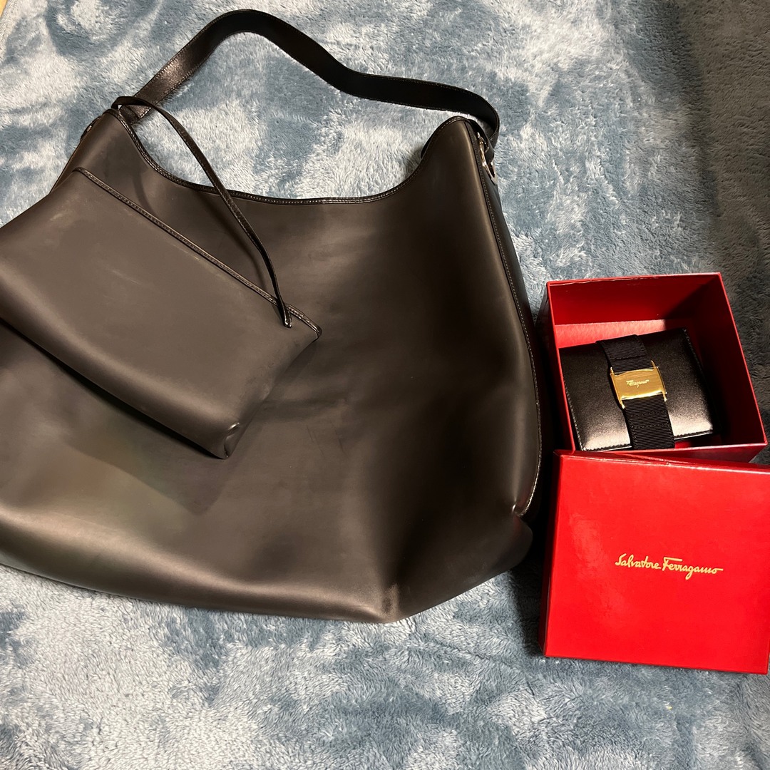 Ferragamo(フェラガモ)のフェラガモ　未使用 折財布＆銀ガンチニポーチ付き　トート　ブラックレザー セット レディースのバッグ(ショルダーバッグ)の商品写真