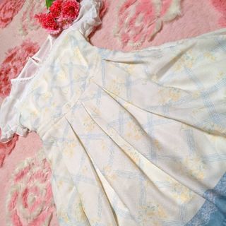 アクシーズファム(axes femme)のaxes femme♥白❤花柄＆斜めチェック❤ツルッと光沢❤ワンピ(ひざ丈ワンピース)