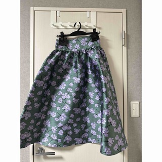 ドゥロワー(Drawer)のakiki リバーシブルスカート　美品　フラワー　38サイズ(ひざ丈スカート)