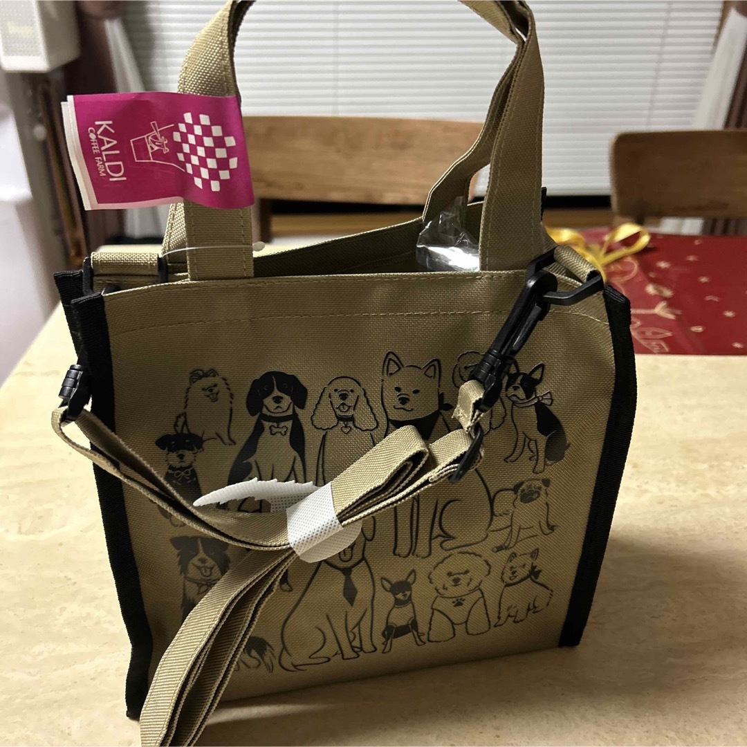 KALDI(カルディ)のKALDI  カルディ　いぬの日 おさんぽバッグ カルディ犬の日バッグ レディースのバッグ(トートバッグ)の商品写真