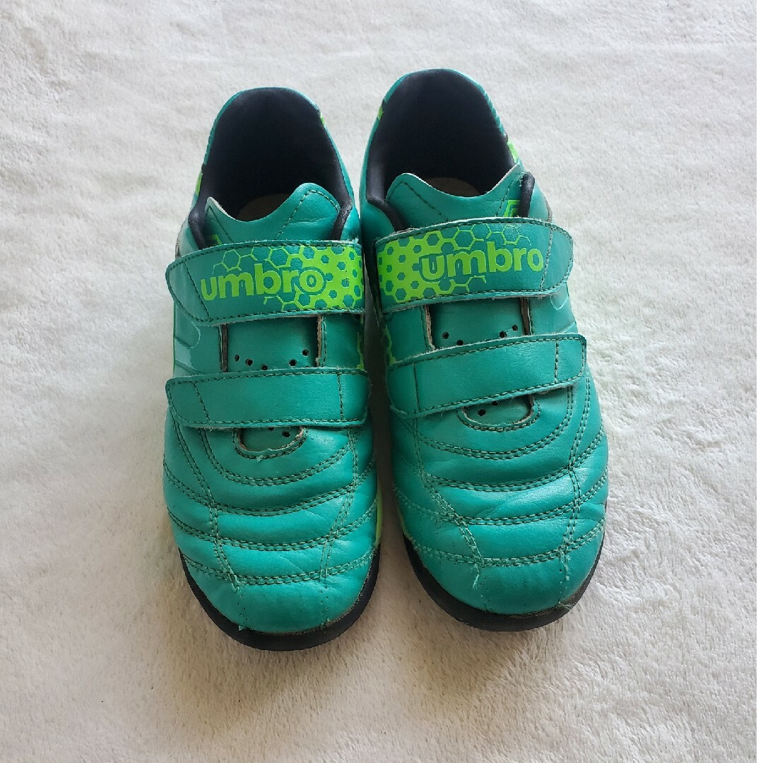 UMBRO(アンブロ)のジュニアサッカートレーニングシューズ２０cm キッズ/ベビー/マタニティのキッズ靴/シューズ(15cm~)(スニーカー)の商品写真