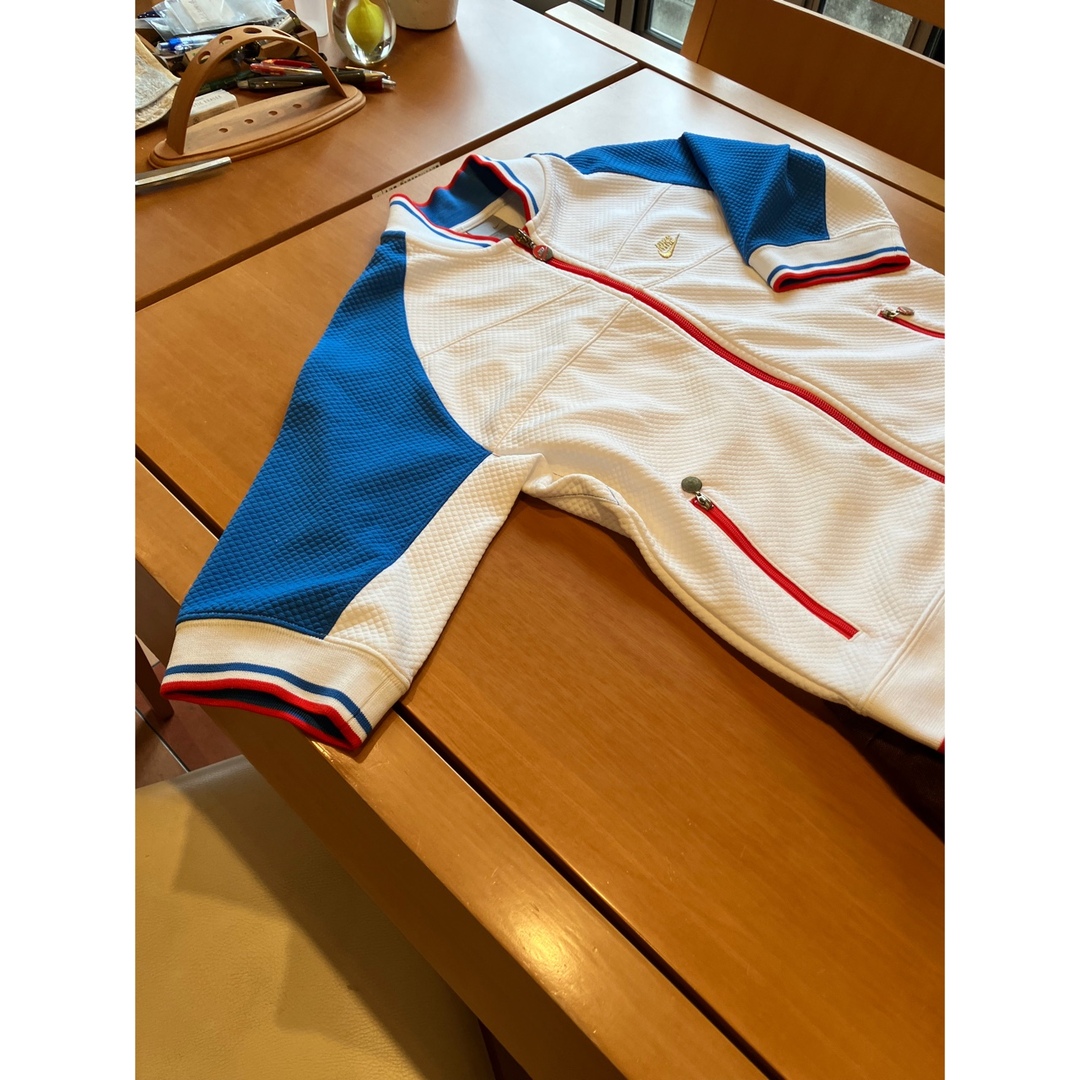 NIKE(ナイキ)の美品NIKEナイキ❤️ちょい厚地半袖トップス　白地×マルチカラー スポーツ/アウトドアのゴルフ(ウエア)の商品写真