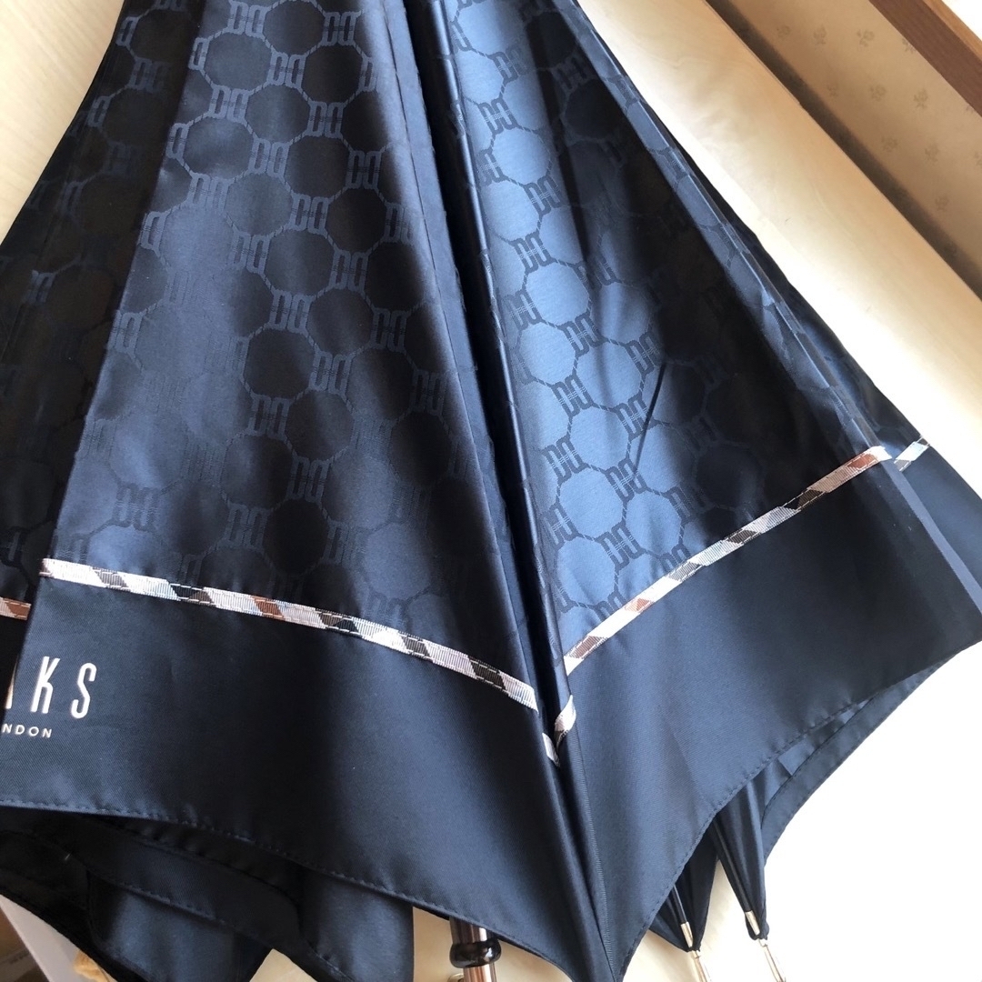 DAKS(ダックス)の★新品・タグ付き★DAKS　ダックス　雨傘　耐風傘　ロゴ柄　黒　ワンタッチ式 レディースのファッション小物(傘)の商品写真