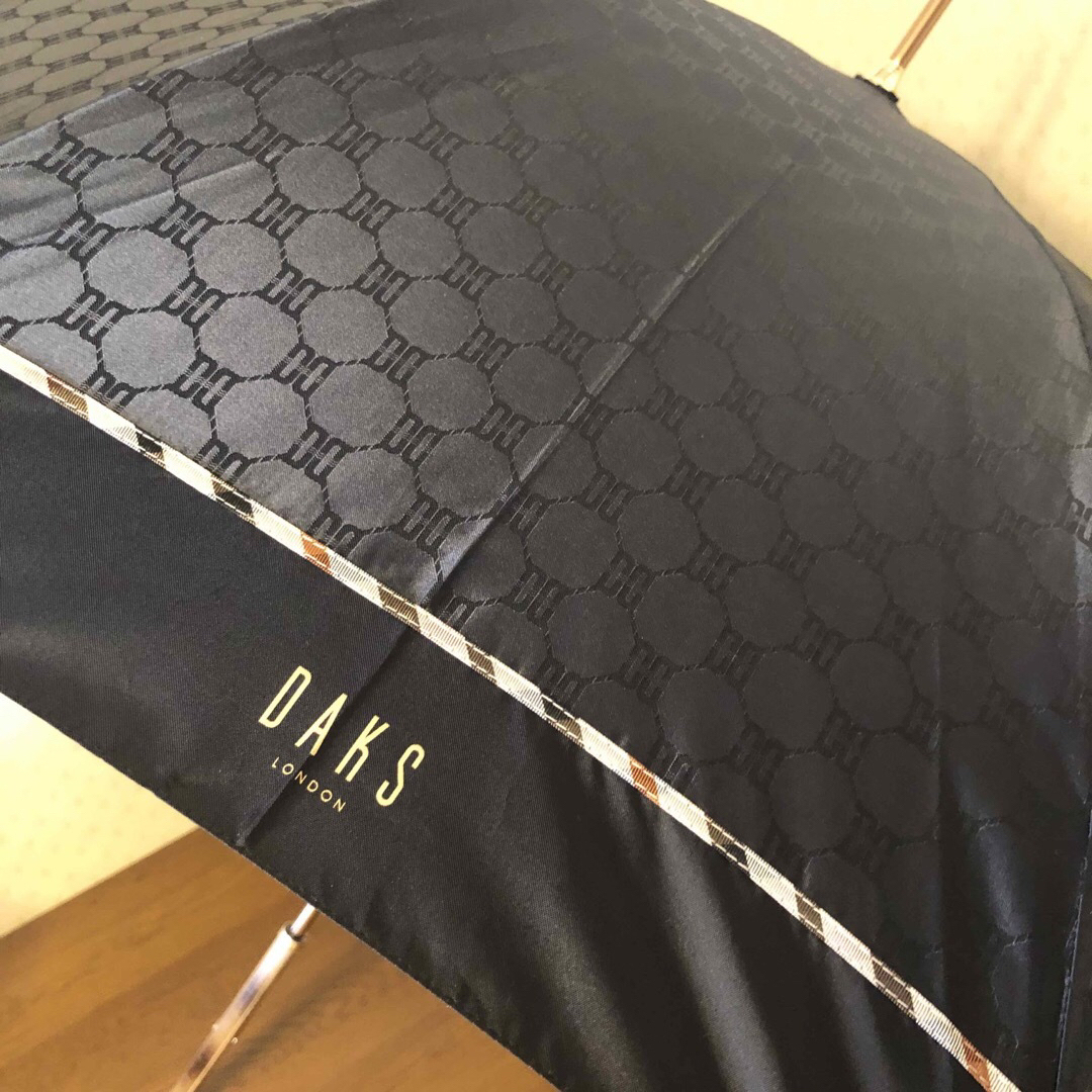 DAKS(ダックス)の★新品・タグ付き★DAKS　ダックス　雨傘　耐風傘　ロゴ柄　黒　ワンタッチ式 レディースのファッション小物(傘)の商品写真