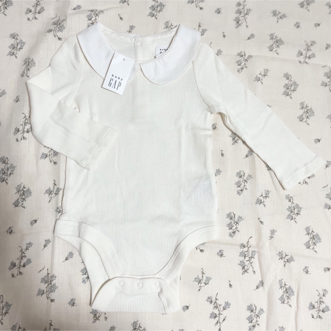 babyGAP(ベビーギャップ)の新品未使用 baby gap ピーターパン襟ボディシャツ 長袖 IV 70 キッズ/ベビー/マタニティのベビー服(~85cm)(ロンパース)の商品写真