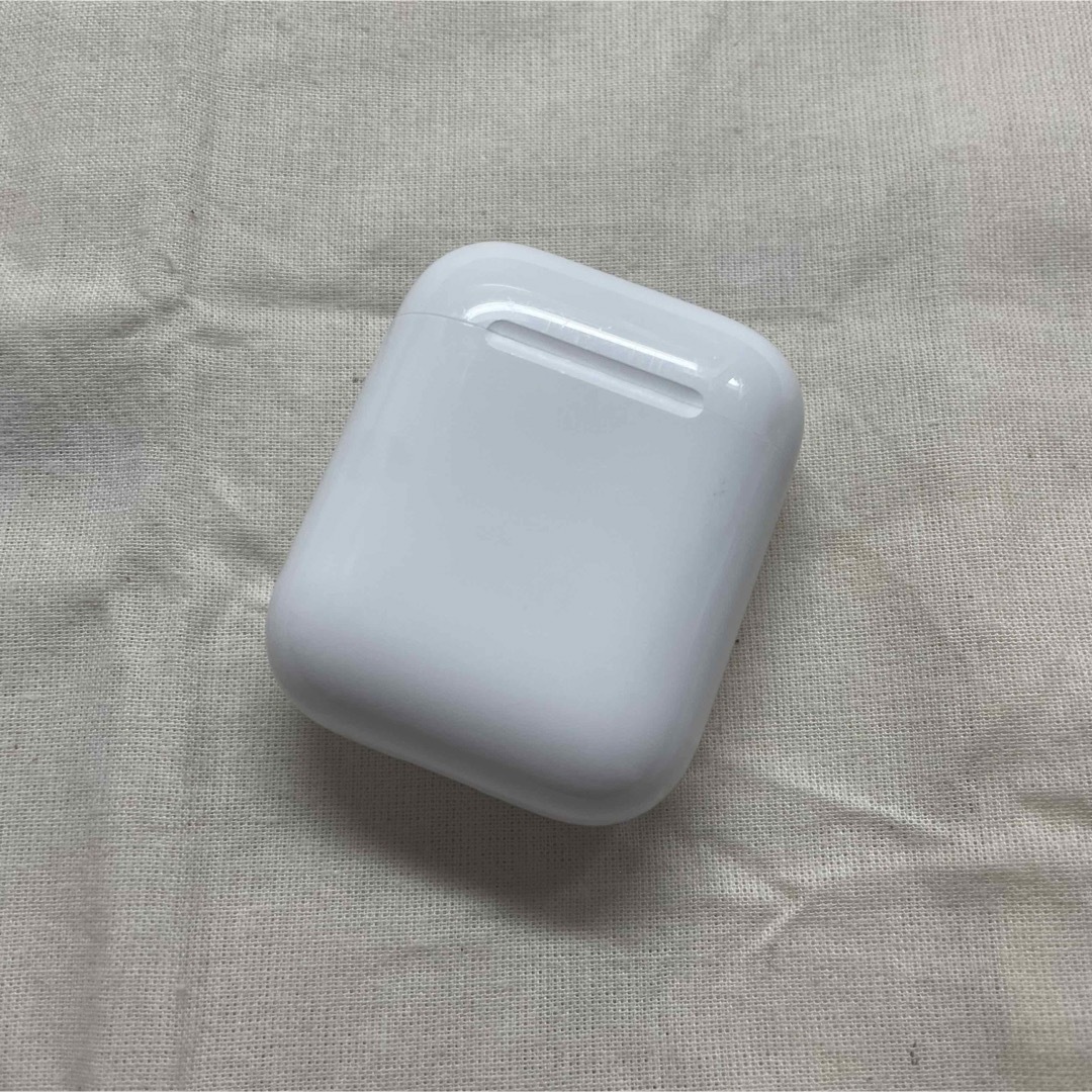 Apple(アップル)のAirPods(第二世代) 箱あり スマホ/家電/カメラのオーディオ機器(ヘッドフォン/イヤフォン)の商品写真