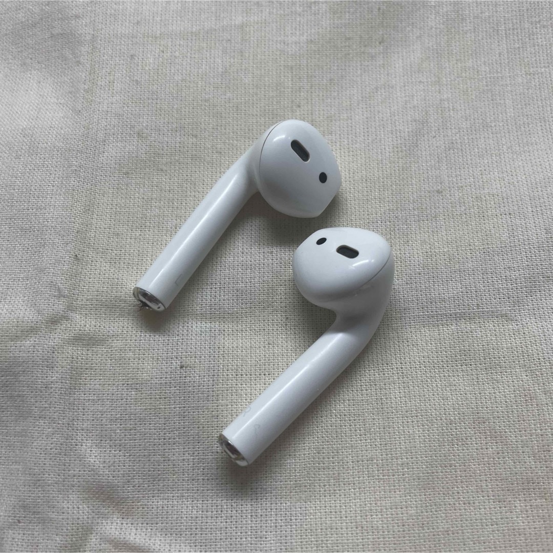 Apple(アップル)のAirPods(第二世代) 箱あり スマホ/家電/カメラのオーディオ機器(ヘッドフォン/イヤフォン)の商品写真