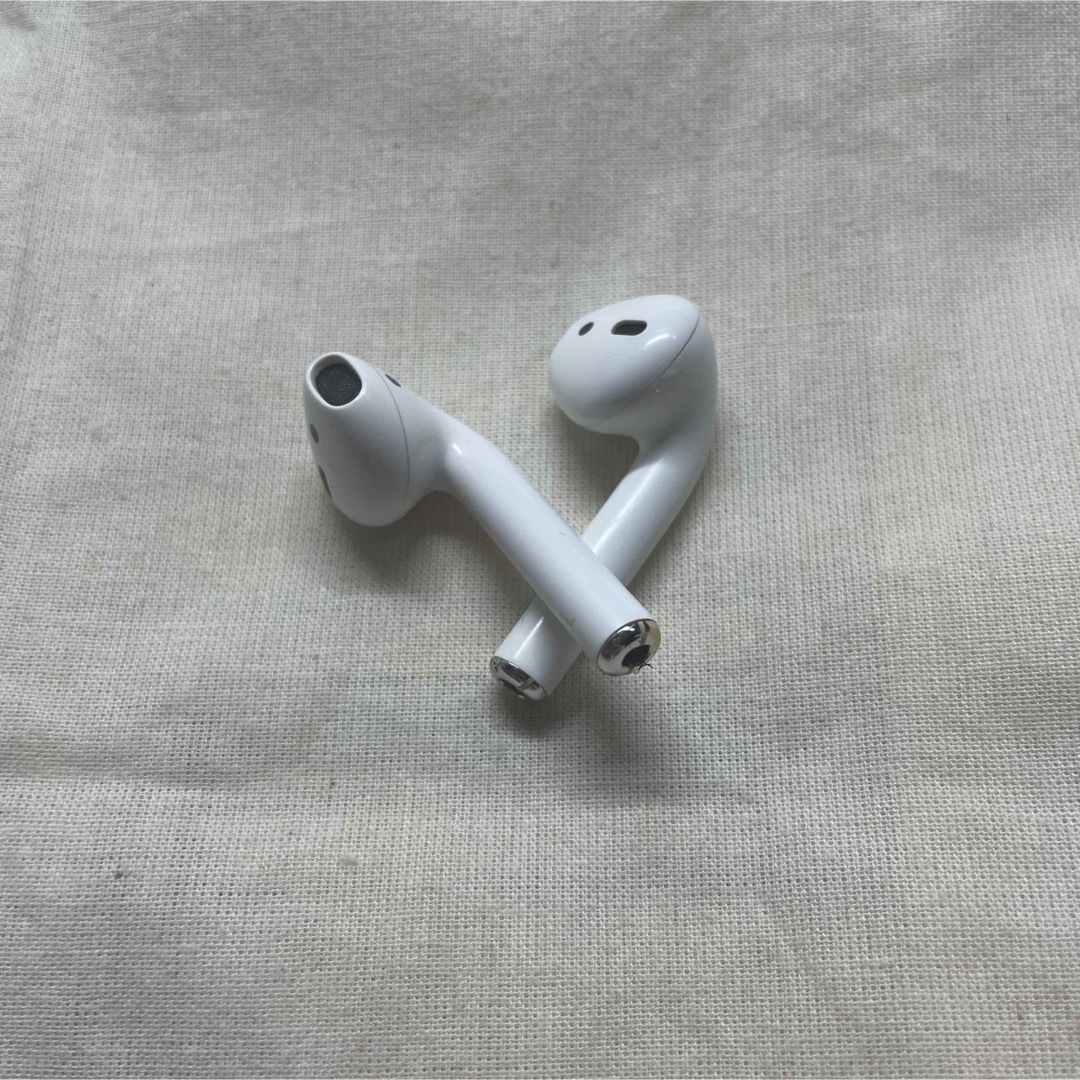 Apple(アップル)のAirPods(第二世代) 箱あり スマホ/家電/カメラのオーディオ機器(ヘッドフォン/イヤフォン)の商品写真