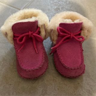 アグ(UGG)のアグブーツ　ベビーブーツ　キッズブーツ　とても可愛い　革靴　もこもこ　ファー靴(ブーツ)