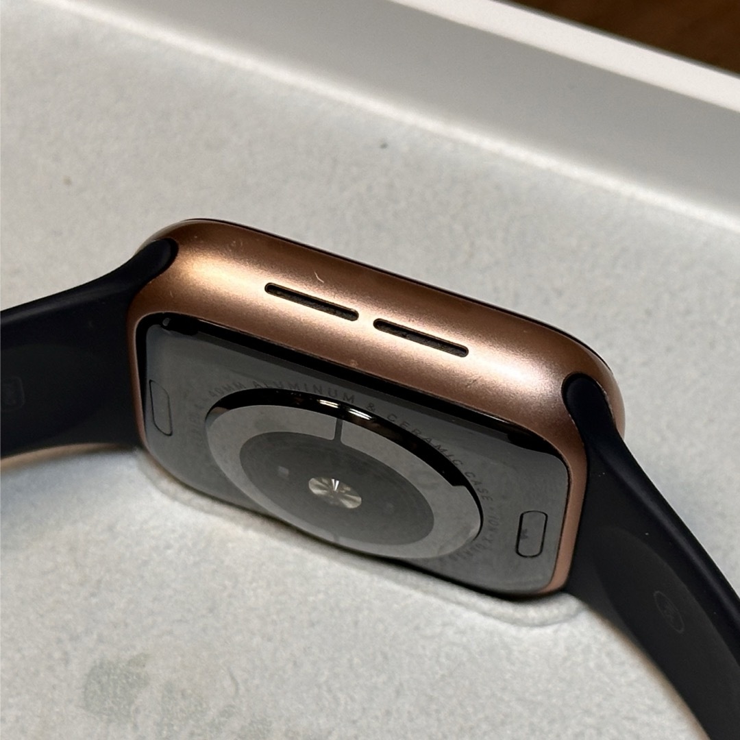 Apple Watch(アップルウォッチ)の人気 Apple Watch シリーズ4 GPS ゴールド アルミ 40mm スマホ/家電/カメラのスマートフォン/携帯電話(その他)の商品写真