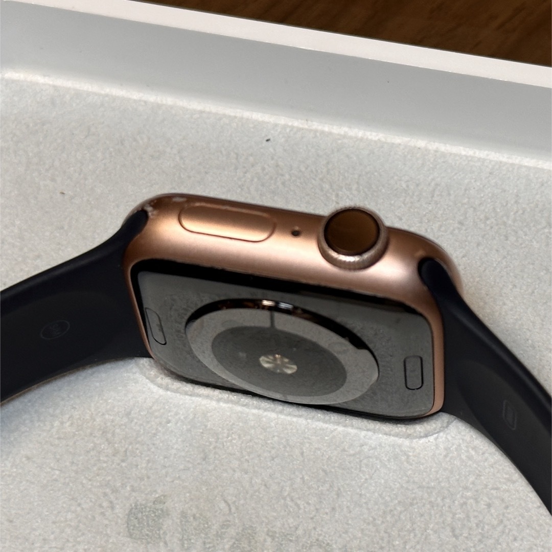 Apple Watch(アップルウォッチ)の人気 Apple Watch シリーズ4 GPS ゴールド アルミ 40mm スマホ/家電/カメラのスマートフォン/携帯電話(その他)の商品写真