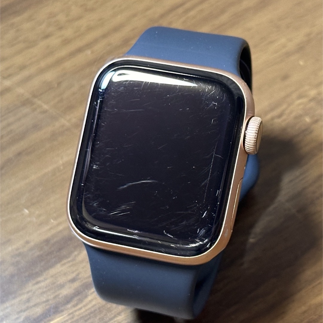Apple Watch(アップルウォッチ)の人気 Apple Watch シリーズ4 GPS ゴールド アルミ 40mm スマホ/家電/カメラのスマートフォン/携帯電話(その他)の商品写真