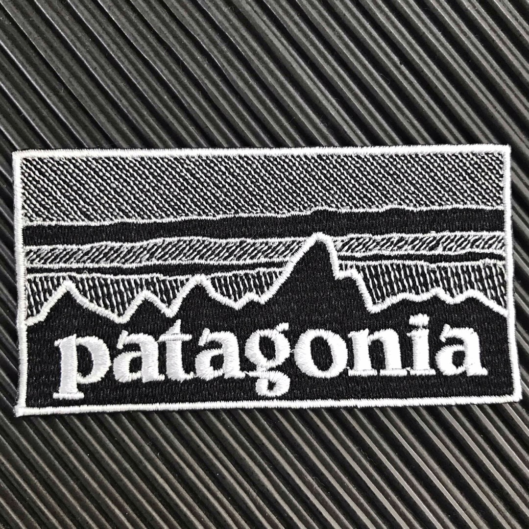 patagonia(パタゴニア)の90×48mm PATAGONIAフィッツロイ モノクロアイロンワッペン -68 ハンドメイドの素材/材料(各種パーツ)の商品写真